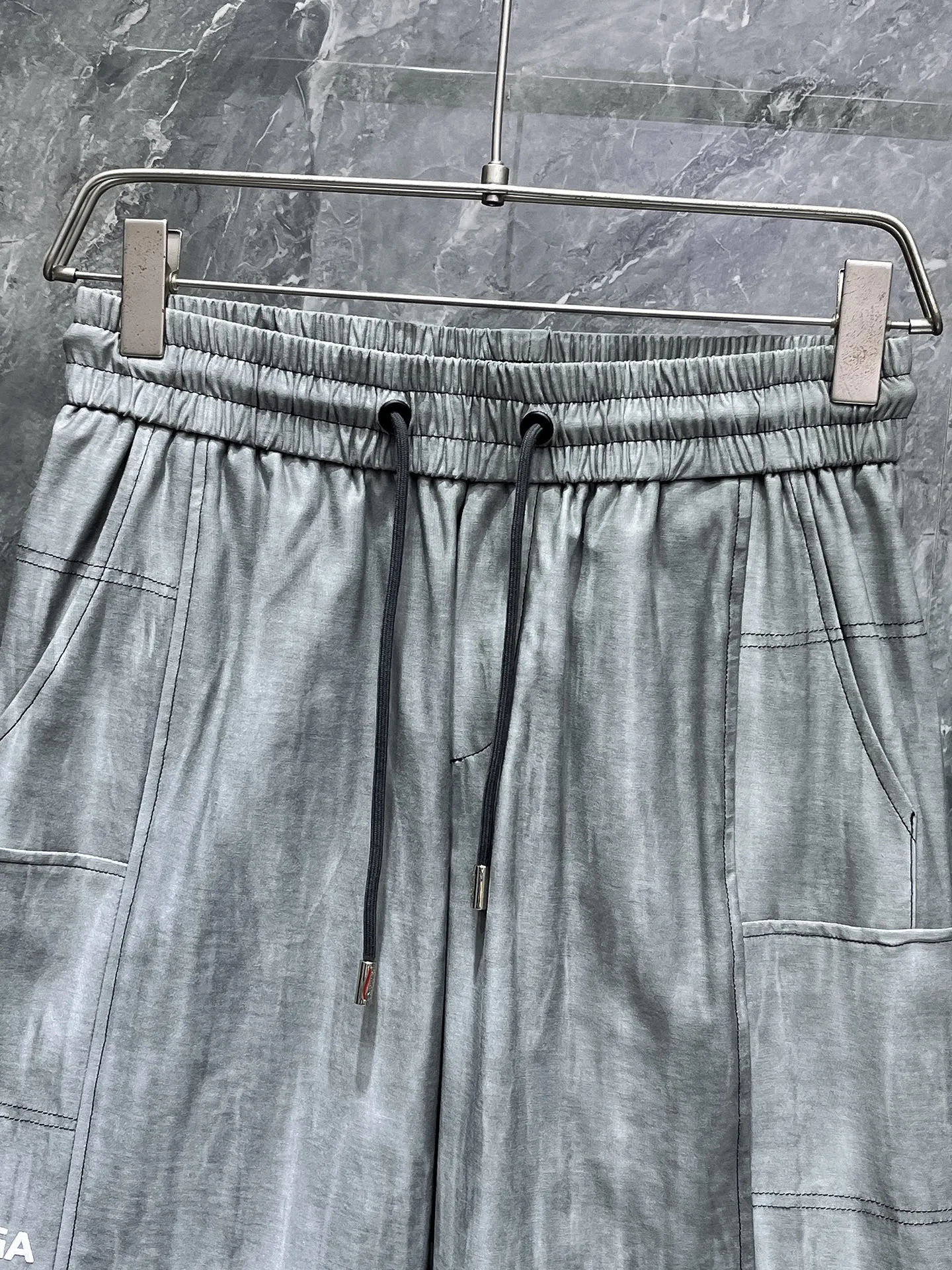 Balenciaga's three-standard complete 2026 summer New Arrival men's casual shorts, advanced custom-made Breathable fabric, Breathable fabric, extremely stretchy and comfortable, impeccable details, top-grade accessories, original logo design concept, delicate and soft feel! The upper body shape is awesome! Size: M-XXXL Please state your height and weight when ordering